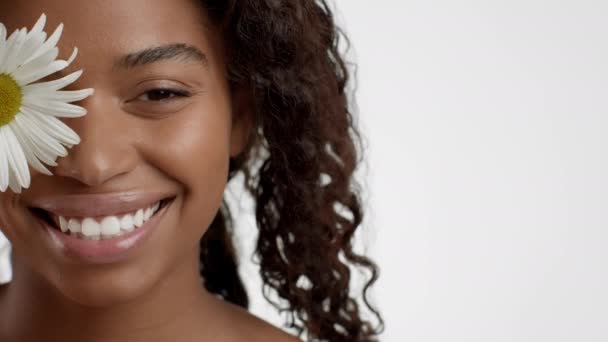 Młodość Naturalne Piękno Close Portret Młodej Szczęśliwej Afryki Kręcone Amerykańskiej — Wideo stockowe