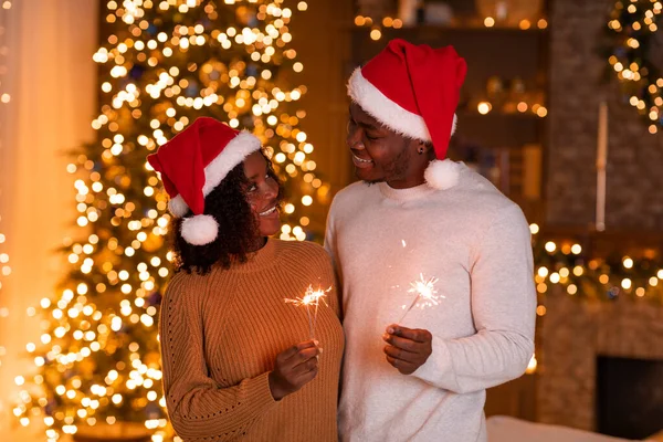 Jovem Casal Afro Americano Feliz Chapéus Papai Noel Abraços Detém — Fotografia de Stock