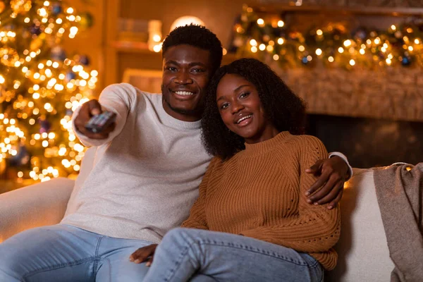 Souriant Jeune Mari Afro Américain Épouse Câlin Utiliser Télécommande Pour — Photo