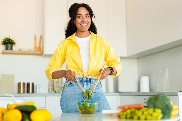 Preparare Pasto Sano Positiva Donna Afroamericana Che Cucina Sana Insalata — Foto Stock