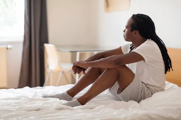기분의 2014 Portrait Upset Pensive Black Man Sdepended Bed Looking — 스톡 사진