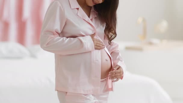 Ωραία Περίοδος Εγκυμοσύνης Κοντινό Πλάνο Της Αγνώριστης Εγκύου Τις Ροζ — Αρχείο Βίντεο