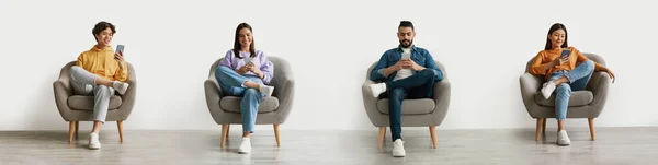 Comunicação Online Pessoas Multiétnicas Sorridentes Usando Smartphones Enquanto Relaxam Poltrona — Fotografia de Stock