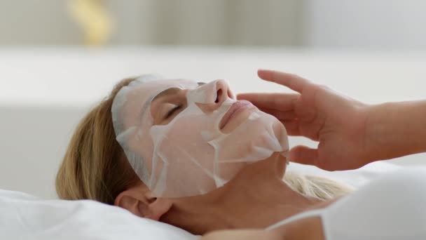 Spa Entspannen Sie Sich Hause Glückliche Frau Mit Verwöhnender Gesichtsmaske — Stockvideo