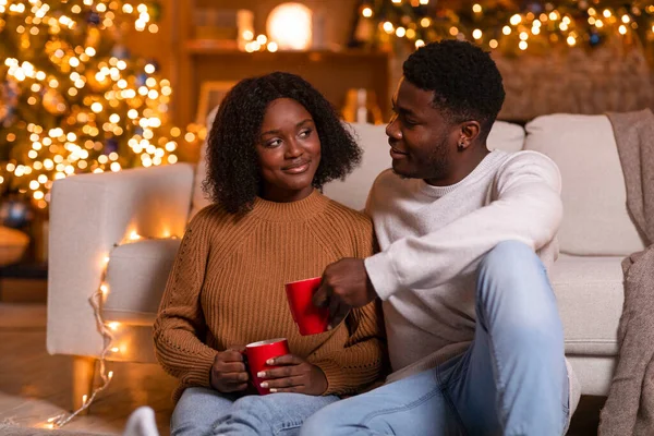Fröhliche Junge Schwarze Eheleute Jubeln Mit Tassen Trinken Genießen Urlaub — Stockfoto