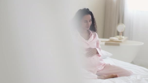 Mladá Šťastná Těhotná Dáma Odpočívající Doma Sedící Posteli Hladící Své — Stock video
