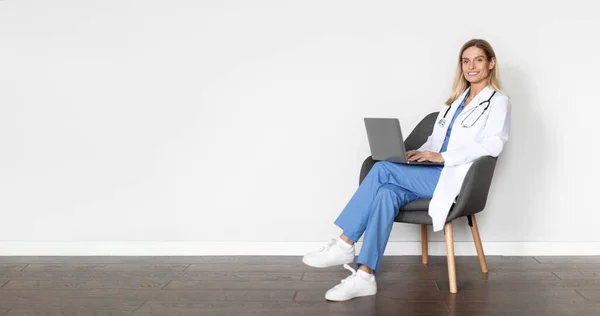 의학박사 Smiling Doctor Lady Using Laptop While Sitting Chair White — 스톡 사진