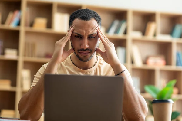 Terminstress Erschöpfter Arabischer Mann Müde Nach Der Arbeit Laptop Kopfschmerzen — Stockfoto