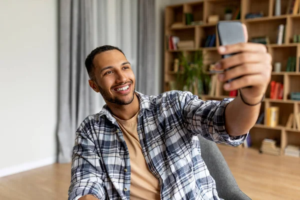 Happy Young Arab Guy Video Bellen Smartphone Selfie Maken Zitten — Stockfoto