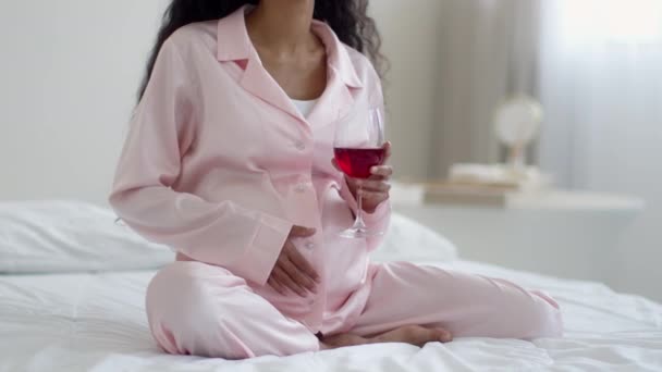 Беременность Алкоголь Крупный План Неузнаваемой Беременной Женщины Пьющей Красное Вино — стоковое видео
