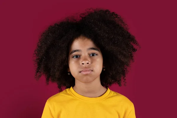 Detailní Portrét Kudrnaté Černošky Dítě Roztomilé Dívka Huňatými Vlasy Žlutém — Stock fotografie