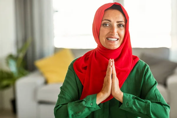 Pray Meditate Free Time Portrait Positive Mature Muslim Woman Keeping — Stock Photo, Image