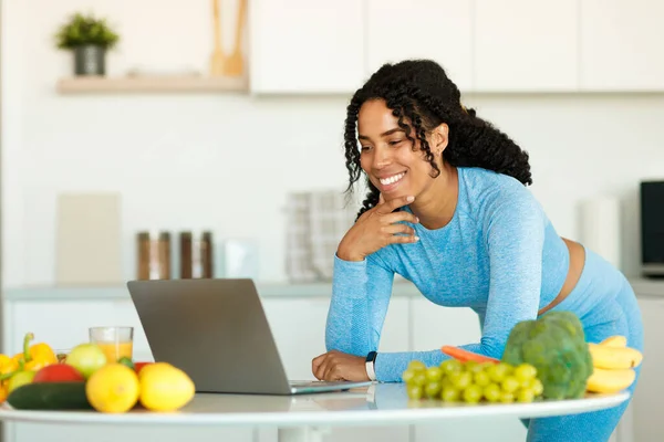 Emocionado Joven Dama Negra Usando Ordenador Portátil Cocina Búsqueda Recetas — Foto de Stock