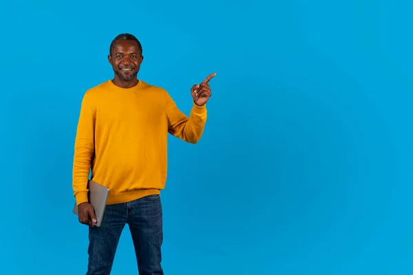 Positieve Knappe Koele Volwassen Zwarte Man Casual Met Laptop Zijn — Stockfoto