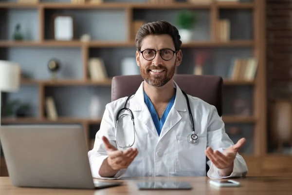 Ιατρική Συμβουλή Όμορφος Άνδρας Γιατρός Κάθεται Στο Γραφείο Lap Top — Φωτογραφία Αρχείου
