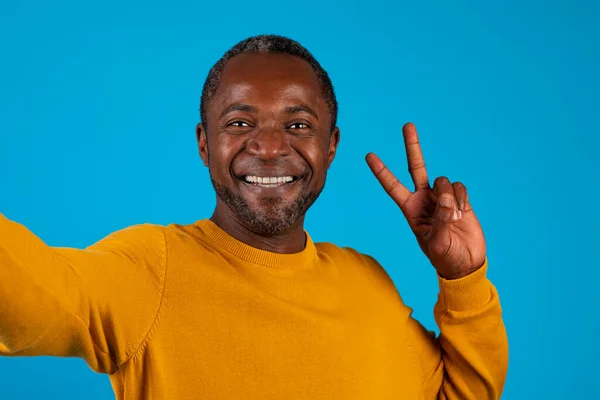 Positieve Vrolijke Knappe Afro Amerikaanse Volwassen Man Het Geel Nemen — Stockfoto