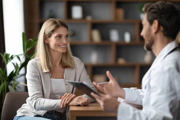 Therapist Man White Coat Consulting Smiling Female Patient Meeting Clinic — Stock Photo, Image