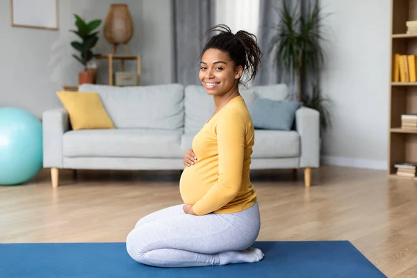 Sonriendo Joven Mujer Embarazada Negro Toque Gran Vientre Haciendo Ejercicios — Foto de Stock