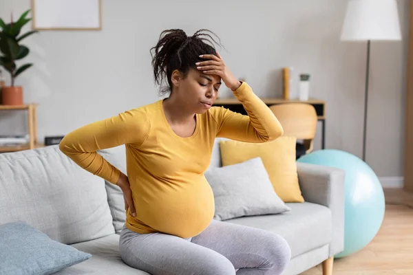Triste Joven Embarazada Negro Infeliz Futura Madre Con Grandes Pulsaciones — Foto de Stock
