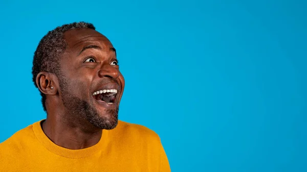 Headshot Van Opgewonden Emotionele Afrikaanse Amerikaanse Volwassen Man Kijken Naar — Stockfoto