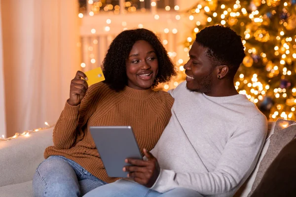 Glad Ung Svart Man Och Kvinna Med Tablett Och Kreditkort — Stockfoto