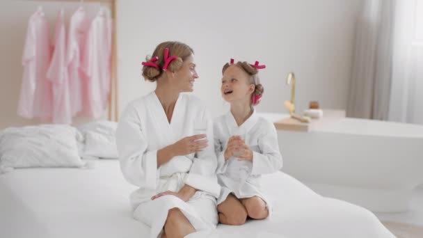 Gesunde Gewohnheiten Erziehung Glücklich Schöne Mutter Und Ihre Kleine Tochter — Stockvideo