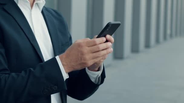Comunicação Online Close Tiro Empresário Irreconhecível Mensagens Texto Smartphone Digitar — Vídeo de Stock