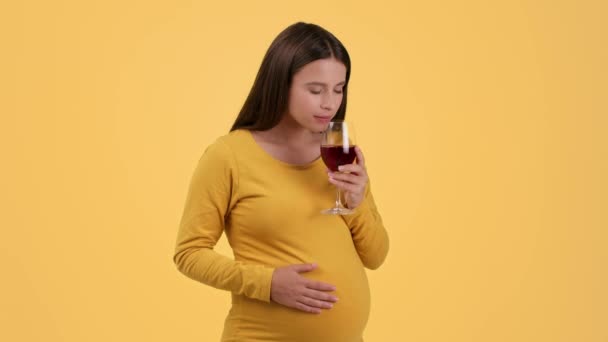 Habitudes Interdites Pendant Grossesse Jeune Femme Enceinte Buvant Vin Rouge — Video