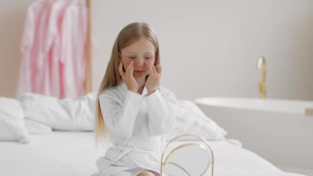 Cute Little Girl Gra Salon Piękności Domu Stosując Plastry Kolagenu — Wideo stockowe