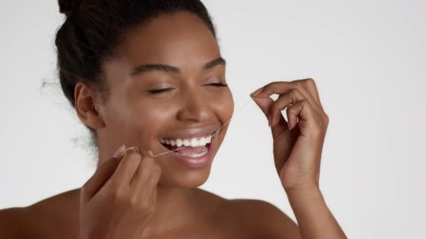 Higiene Bucal Profunda Retrato Cerca Los Dientes Hilo Dental Mujer — Vídeos de Stock