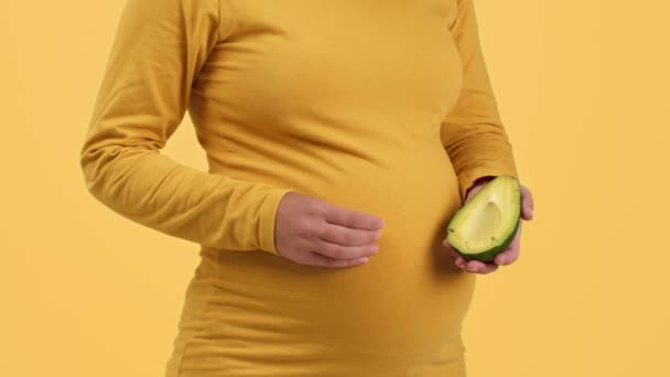 Organiczne Odżywianie Czasie Ciąży Zbliżenie Zdjęcia Nierozpoznawalnej Ciężarnej Kobiety Trzymającej — Wideo stockowe