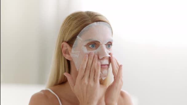 Skönhetsritualer Närbild Porträtt Blond Kvinna Tillämpa Bortskämd Närande Ansiktsmask Ansiktet — Stockvideo