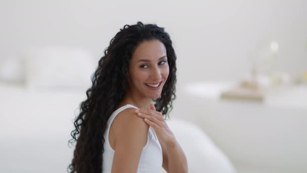 Body Pampering Concept Young Positive Curly Woman Applying Nourishing Organic — Stock Video