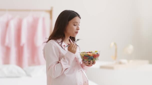 Desayuno Saludable Para Embarazadas Joven Mujer Embarazada Pijama Comiendo Ensalada — Vídeos de Stock