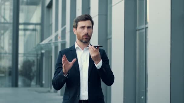 Selbstbewusster Geschäftsmann Mittleren Alters Der Audiobotschaft Seinen Assistenten Aufzeichnet Freien — Stockvideo