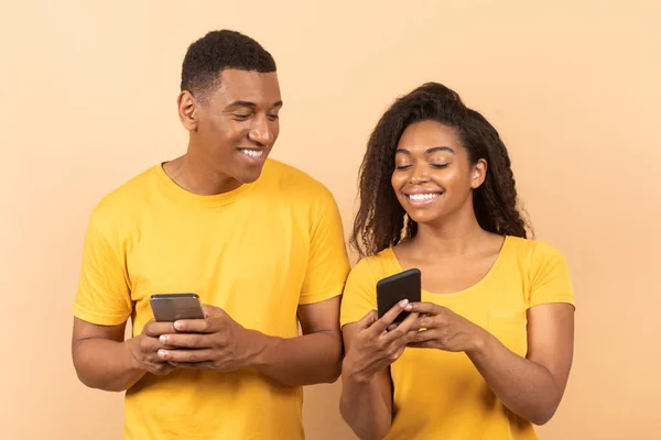 Счастливая Молодая Африканская Американская Пара Помощью Смартфонов Леди Показывает Свой — стоковое фото