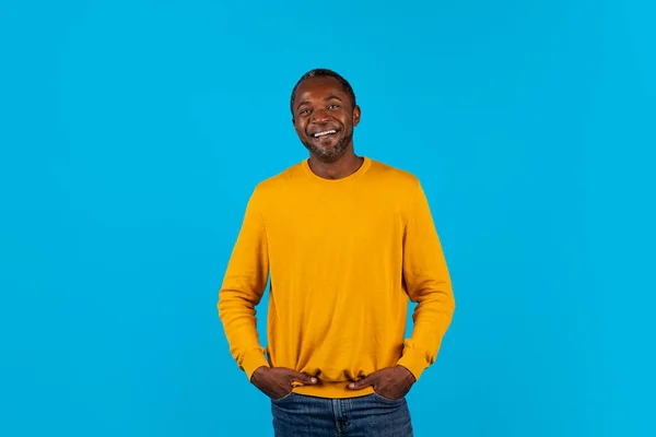 Cool Positieve Knappe Volwassen Zwarte Man Met Handen Zijn Broek — Stockfoto