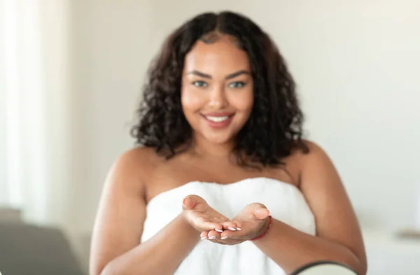 Mutlu Afro Amerikan Kadın Boş Avuçlarda Bir Şeyler Gösteriyor Görünmez — Stok fotoğraf