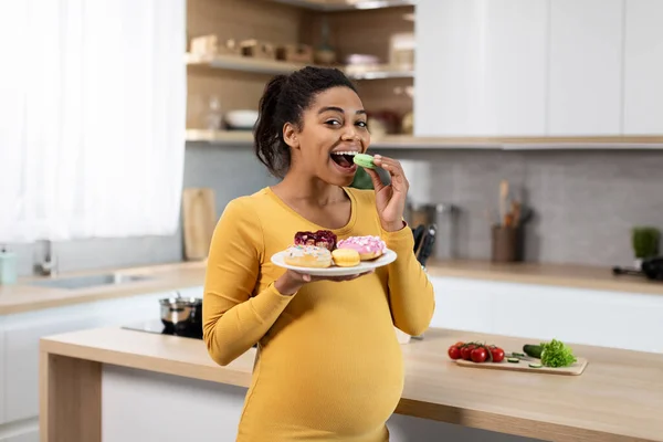 Alegre Bonita Mujer Embarazada Negro Con Gran Vientre Come Dulces — Foto de Stock