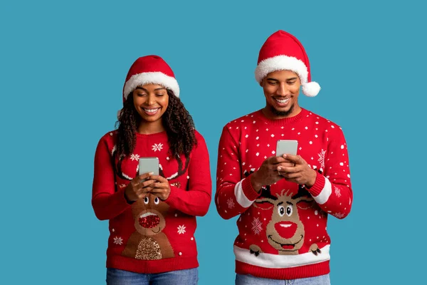 Hermosa Joven Pareja Navidad Negro Moderno Usando Teléfonos Celulares Fondo — Foto de Stock