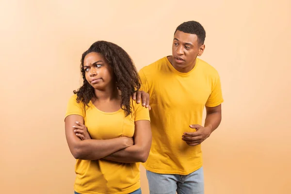 Black Couple Quarrel Husband Trying Talk Reconcile Offended Wife Standing — Stock Photo, Image