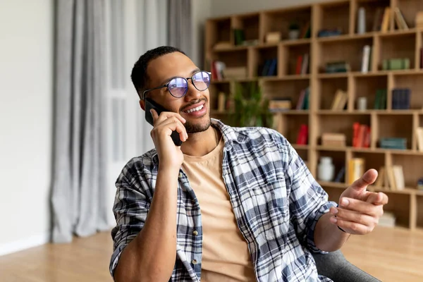 Mutlu Arap Adam Akıllı Telefondan Konuşuyor Oturma Odasındaki Koltukta Dinlenirken — Stok fotoğraf
