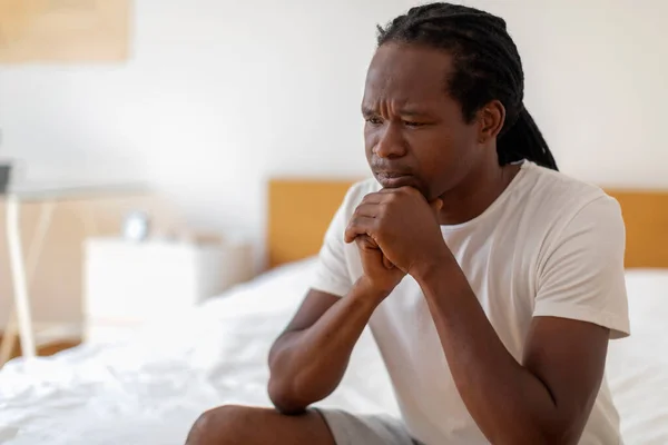 Stresli Afrikalı Amerikalı Genç Bir Adamın Evde Yatarken Çekilmiş Yakın — Stok fotoğraf