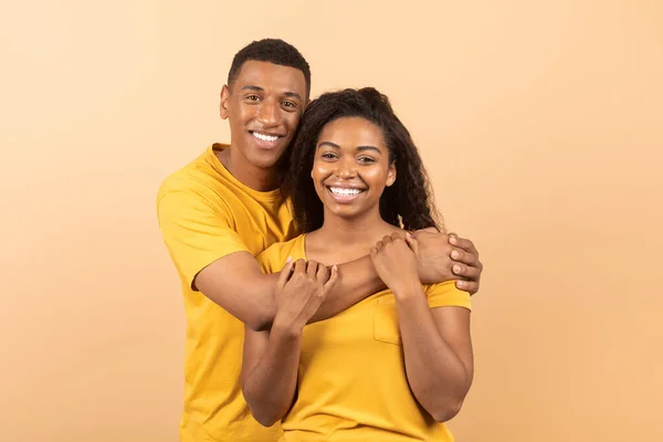 Pareja Enamorada Hombre Afroamericano Cariñoso Abrazando Esposa Desde Atrás Pie — Foto de Stock