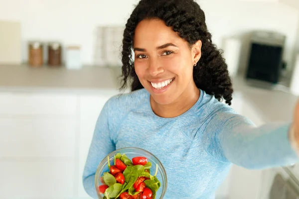 Heureuse Dame Afro Américaine Forme Tenant Bol Avec Salade Légumes — Photo
