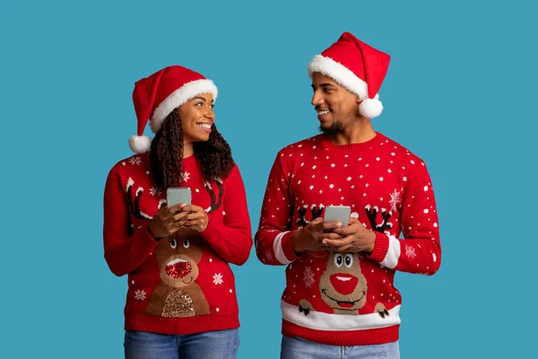 Adorable Pareja Negra Navidad Atractiva Joven Hombre Mujer Usando Teléfonos — Foto de Stock
