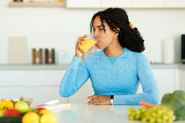 Dieta Detox Perdita Peso Donna Afroamericana Che Beve Succo Cucina — Foto Stock