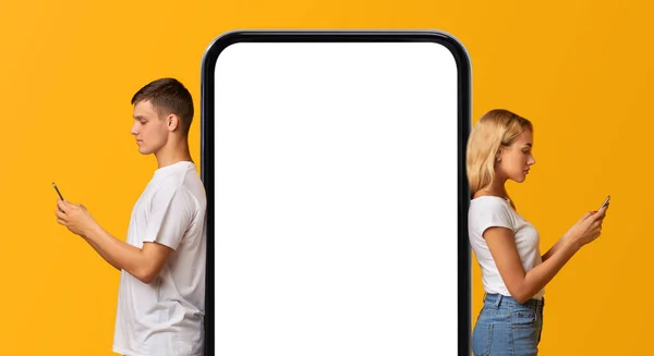 新しいアプリだ 若いカップルは 白い画面で大きな空白のスマートフォンで貸出します 千年紀の男性と女性は携帯電話を保持します ソーシャルメディアでのモバイルアプリケーションやメッセージングを閲覧 コラージュ モックアップ — ストック写真
