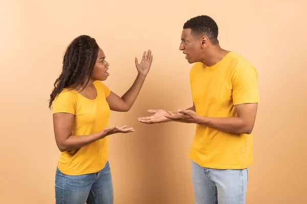 Negro Hombre Mujer Gritando Uno Otro Sobre Fondo Estudio Colorido —  Fotos de Stock