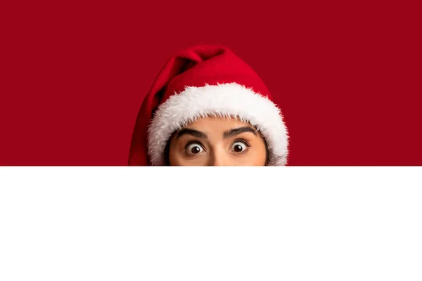 Verrücktes Angebot Lustige Araberin Mit Weihnachtsmütze Die Hinter Einem Leeren — Stockfoto